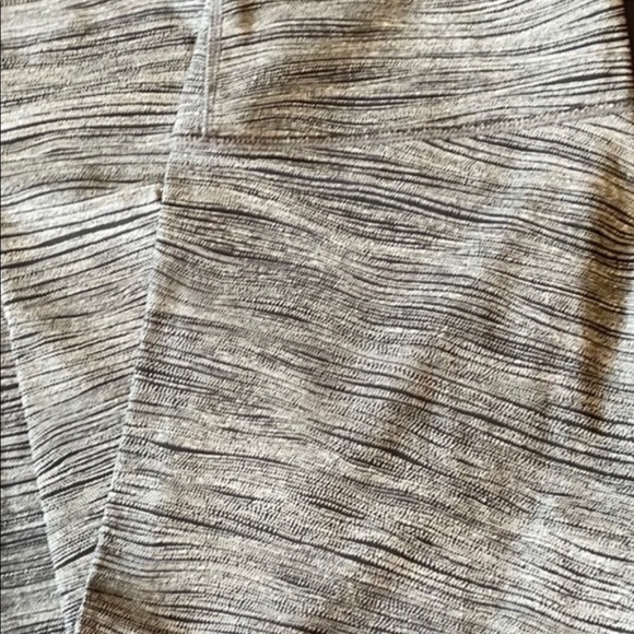 Lululemon Wonder Under High Rise capris. - Picture 4 of 4